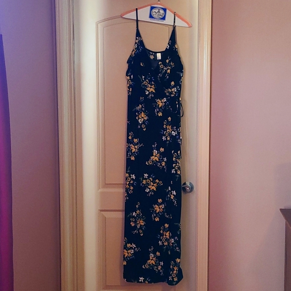 Beautiful Woman's Dress Size 14 Slit in Front Zipper on the Side